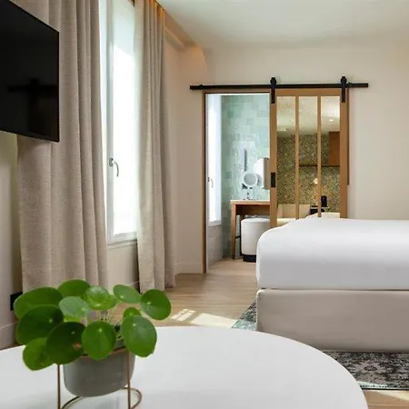 Des Champs-elysées Hotel