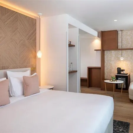 Des Champs-elysées 4* Parigi
