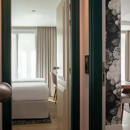 Des Champs-elysées Hotel 4*