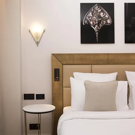 Des Champs-elysées Hotel