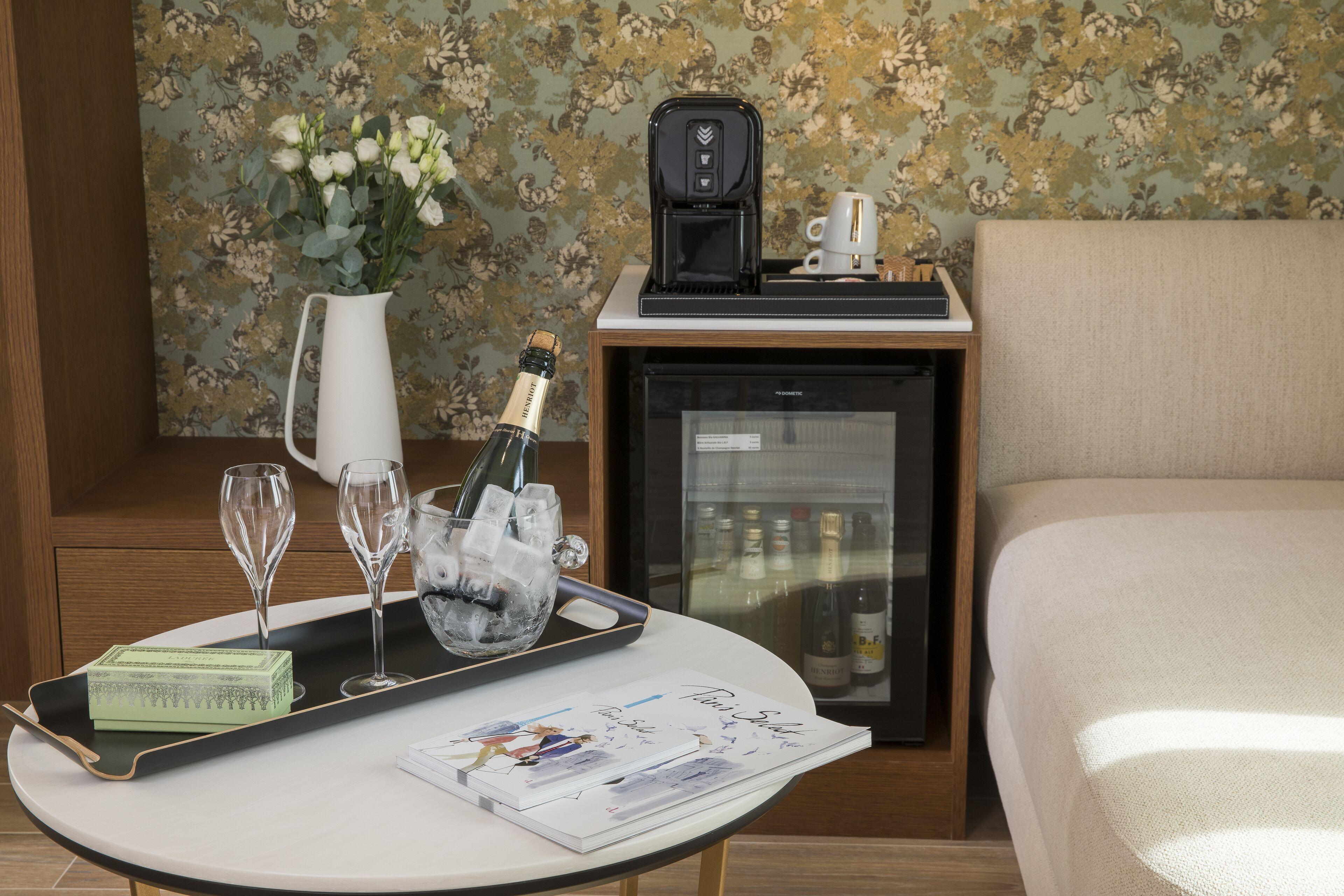 Des Champs-elysées 4* Parigi